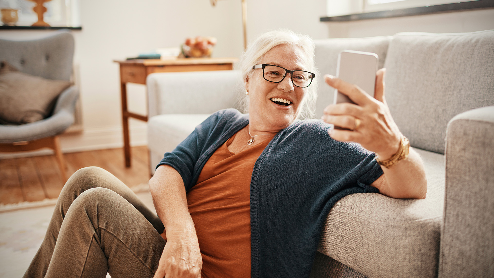 Äldre kvinna använder facetime på sin mobil