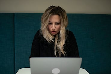 kvinna framför laptop